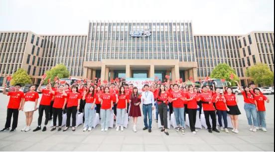 做白色的牛奶，創(chuàng)紅色的企業(yè)，花花牛乳業(yè)集團青春歌會慶祝建黨100周年