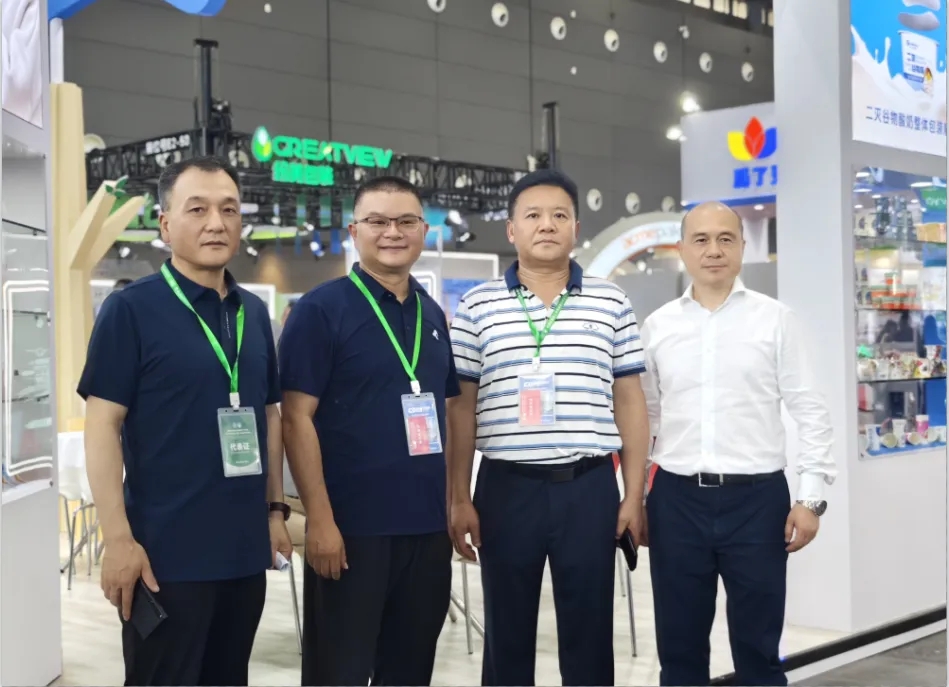 花花牛乳業(yè)集團(tuán)黨委書記、董事長(zhǎng)唐洪峰一行參加中國(guó)乳制品工業(yè)協(xié)會(huì)第三十次年會(huì)暨2024中國(guó)（國(guó)際）乳業(yè)技術(shù)博覽會(huì)