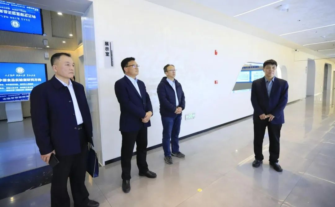 花花牛乳業(yè)集團(tuán)黨委書記、董事長唐洪峰一行赴中原食品實(shí)驗(yàn)室同中國工程院院士、中原食品實(shí)驗(yàn)室主任任發(fā)政座談交流