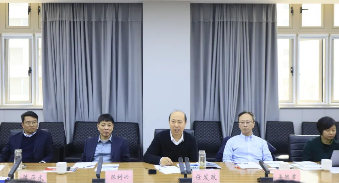 花花牛乳業(yè)集團(tuán)黨委書記、董事長唐洪峰一行赴中原食品實(shí)驗(yàn)室同中國工程院院士、中原食品實(shí)驗(yàn)室主任任發(fā)政座談交流