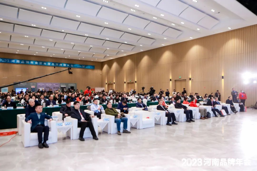 榮譽(yù)｜花花牛乳業(yè)集團(tuán)在2023河南品牌年會暨河南品牌傳播大會上斬獲三項(xiàng)殊榮