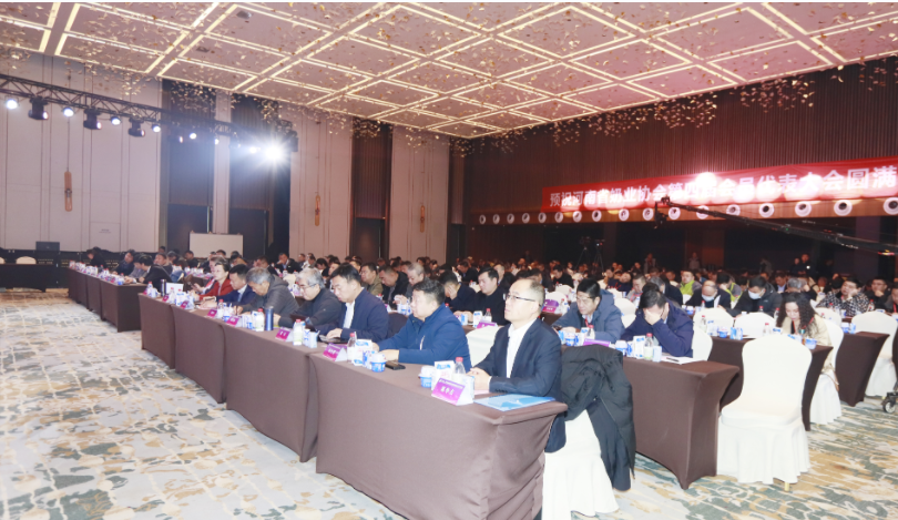 河南奶業(yè)發(fā)展啟航新征程——花花牛乳業(yè)集團(tuán)黨委書記、董事長(zhǎng)唐洪峰當(dāng)選河南省奶業(yè)協(xié)會(huì)會(huì)長(zhǎng)