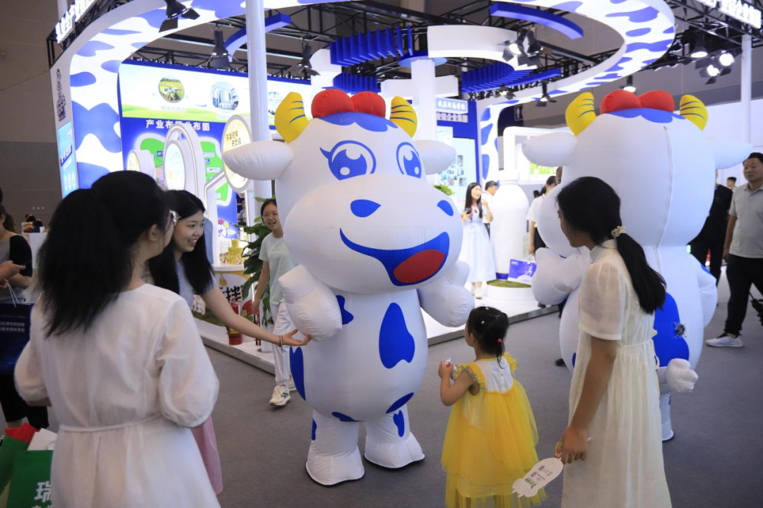 啟航新征程 點(diǎn)亮新賽道丨花花牛乳業(yè)集團(tuán)參加第十四屆中國(guó)奶業(yè)大會(huì)暨D20峰會(huì)，榮獲“中國(guó)乳制品生產(chǎn)企業(yè)現(xiàn)代化等級(jí)5A級(jí)”評(píng)定殊榮