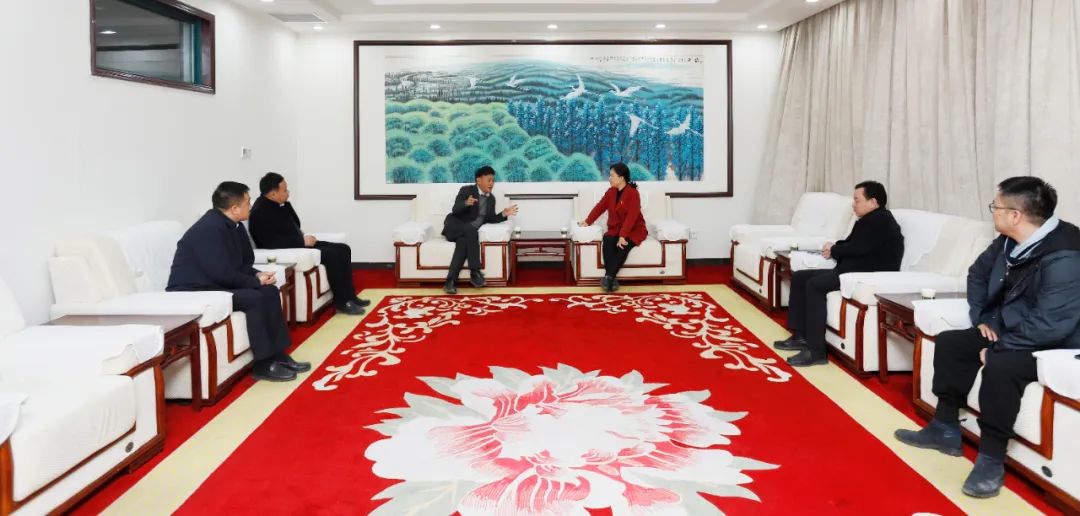 發(fā)揮產(chǎn)業(yè)優(yōu)勢(shì) 助力鄉(xiāng)村振興 | 民權(quán)縣委副書(shū)記、縣長(zhǎng)王靜嫻會(huì)見(jiàn)關(guān)曉彥董事長(zhǎng)一行