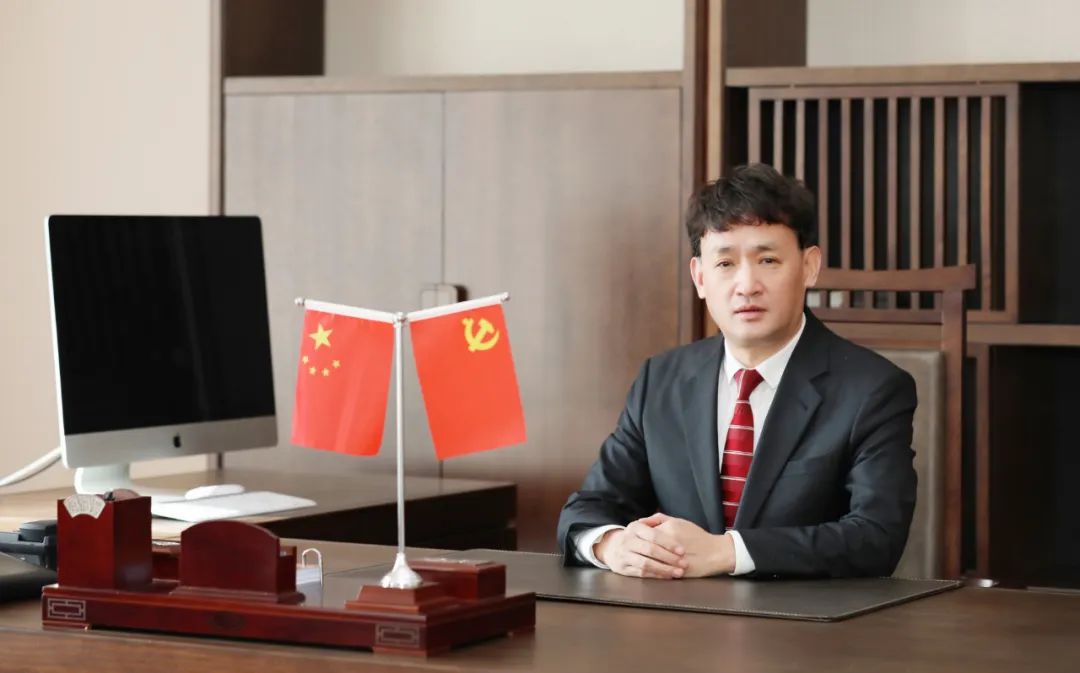 雙雙獲獎(jiǎng) 喜事連連｜ 花花牛乳業(yè)集團(tuán)榮獲“河南省知名品牌”獎(jiǎng)，董事長(zhǎng)關(guān)曉彥榮膺“2022年度品牌人物”