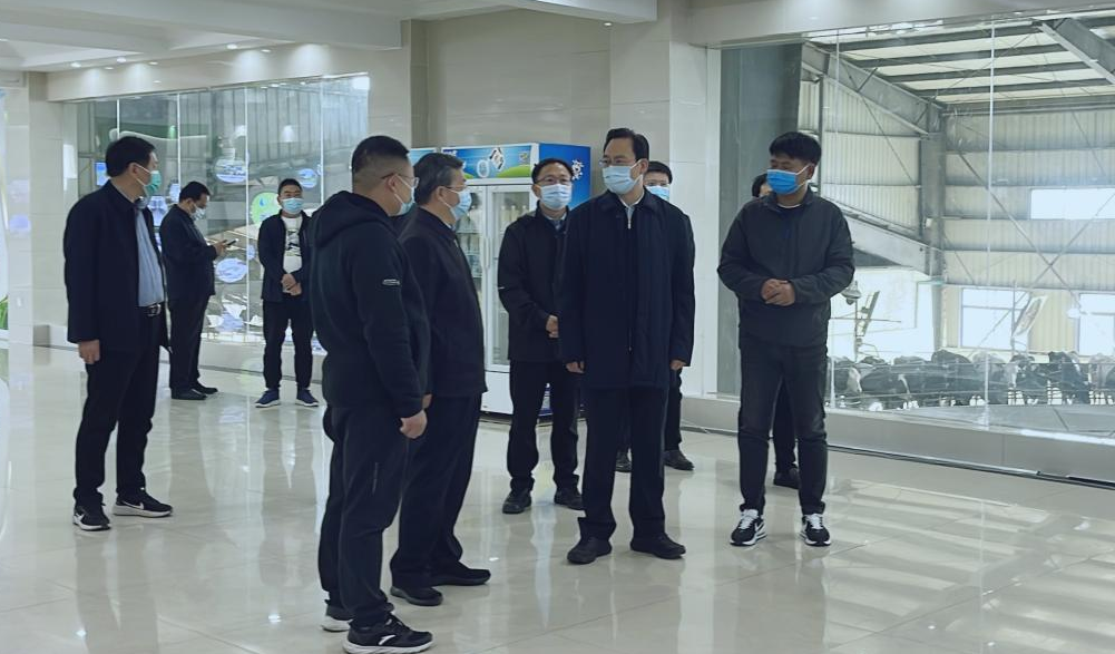 河南省人大常委會黨組書記、副主任孔昌生蒞臨花花牛魯山瑞亞牧場參觀調(diào)研