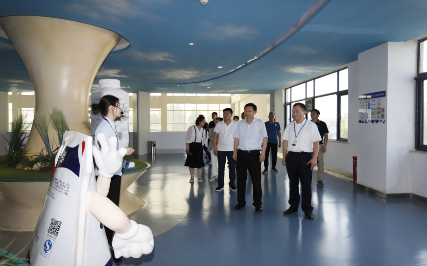 快訊|鄭州市二七區(qū)委副書(shū)記、區(qū)長(zhǎng)虎榮鑫蒞臨河南花花牛乳業(yè)集團(tuán)調(diào)研