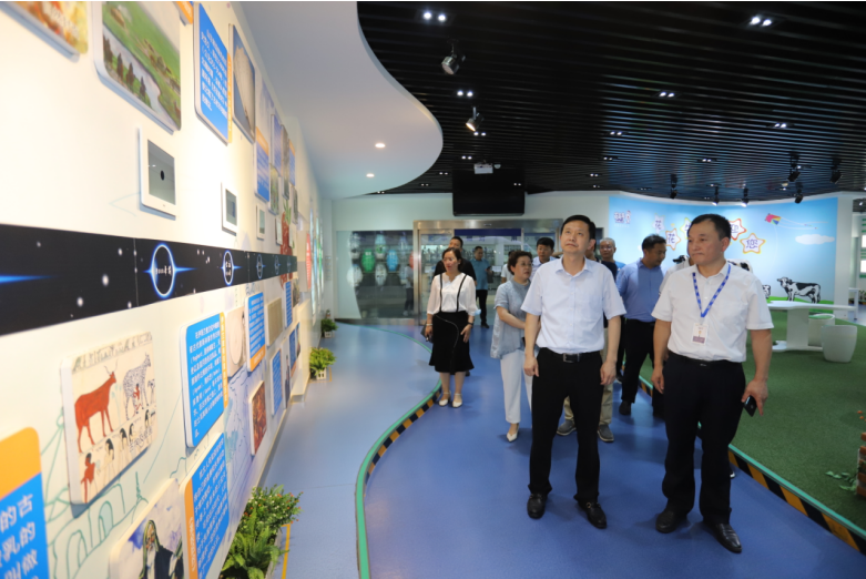 快訊|鄭州市二七區(qū)委副書(shū)記、區(qū)長(zhǎng)虎榮鑫蒞臨河南花花牛乳業(yè)集團(tuán)調(diào)研