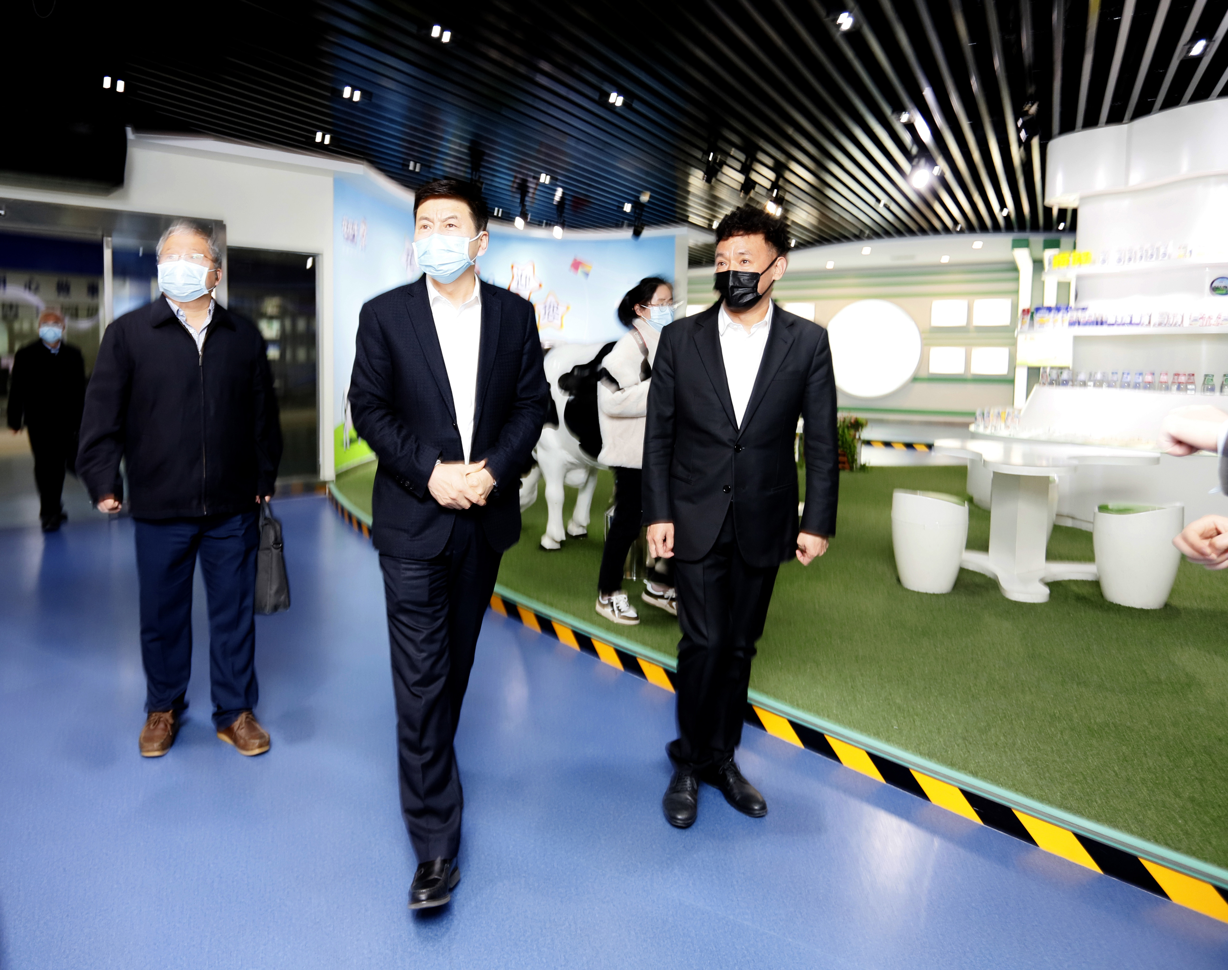 河南省委常委、副省長費(fèi)東斌蒞臨 花花牛乳業(yè)集團(tuán)調(diào)研