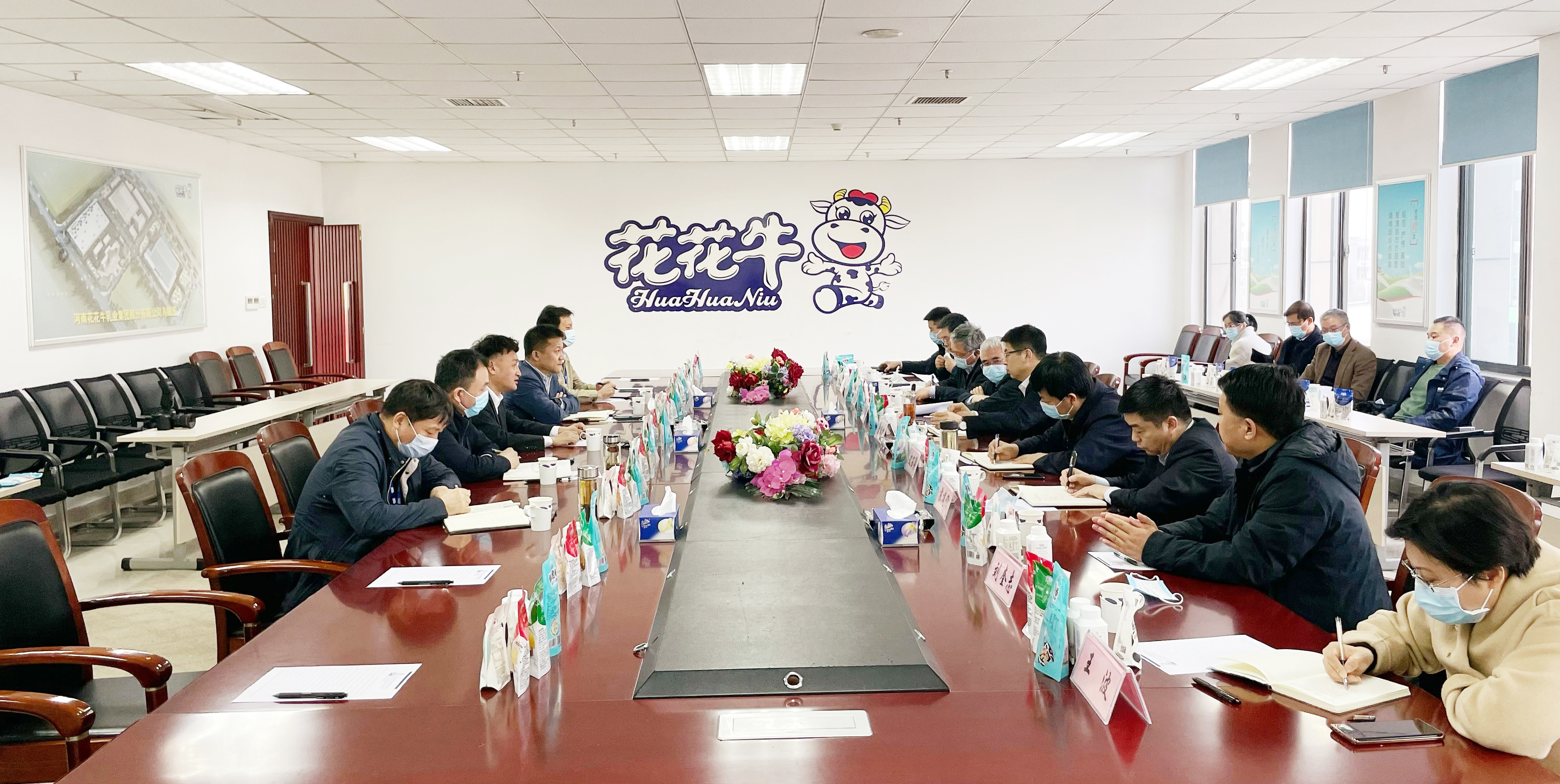 河南省委常委、副省長費(fèi)東斌蒞臨 花花牛乳業(yè)集團(tuán)調(diào)研