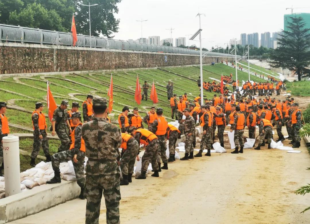 大雨無情人有情！花花牛乳業(yè)慰問常莊水庫抗洪搶險(xiǎn)官兵