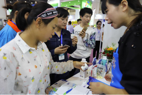 花花牛亮相第30屆中原畜牧業(yè)交易博覽會(huì)