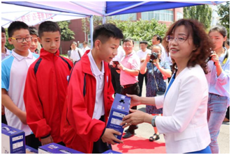 “健康中原，牛奶伴您行——花花牛乳業(yè)集團(tuán)2018中國小康牛奶行動(dòng)” 公益助學(xué)啟動(dòng)儀式隆重舉行