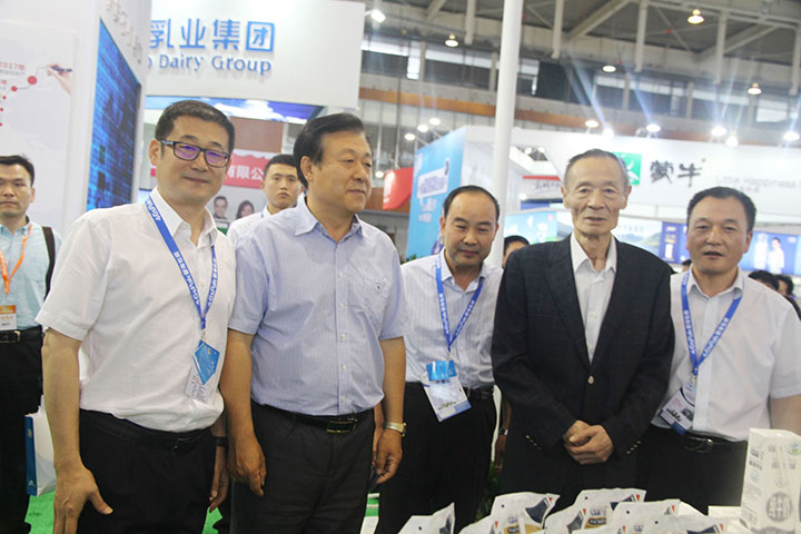 花花牛亮相第八屆中國(guó)奶業(yè)大會(huì)，又獲農(nóng)業(yè)部長(zhǎng)一聲贊！