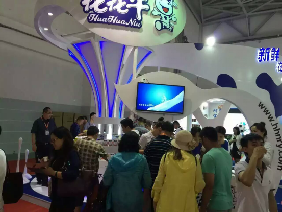 花花牛牛氣沖天！農(nóng)業(yè)部長品嘗“領(lǐng)暢”點贊，又獲國際奶業(yè)平臺青睞