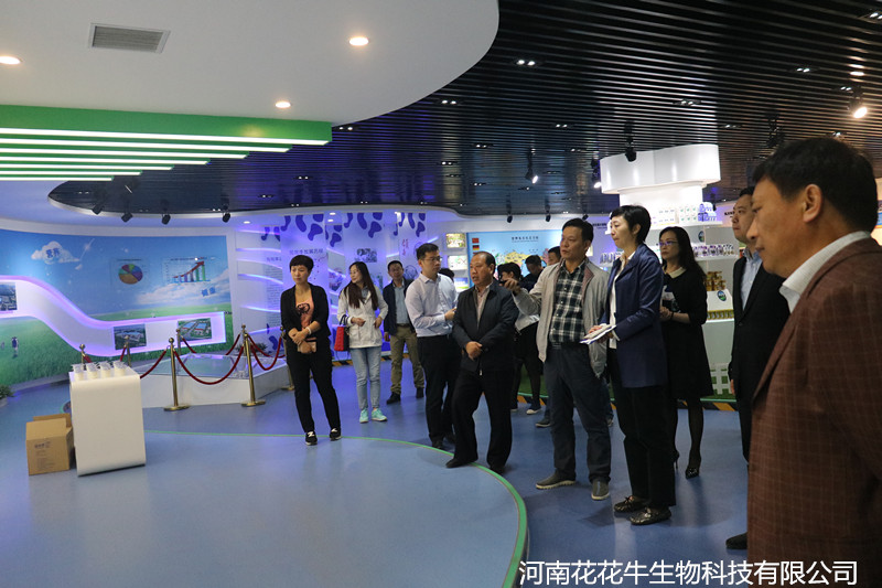 鄭州市二七區(qū)區(qū)委、統(tǒng)戰(zhàn)部部長(zhǎng)王玉紅蒞臨花花牛生物科技有限公司參觀指導(dǎo)