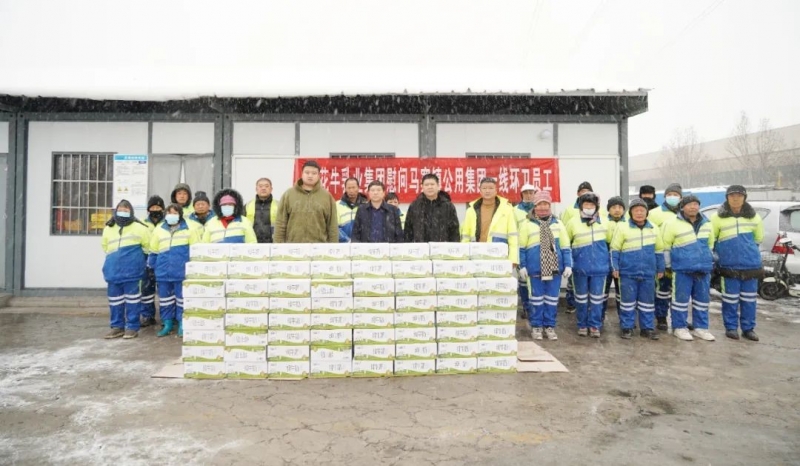 慰問一線環(huán)衛(wèi)工，禮贈新鮮花花牛