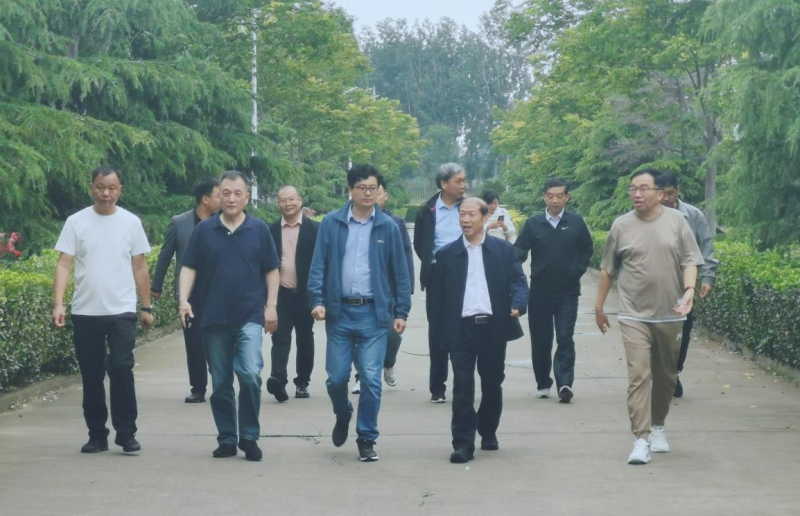 花花牛丨河南農業(yè)大學黨委副書記、校長介曉磊一行蒞臨花花牛河南瑞亞參觀調研