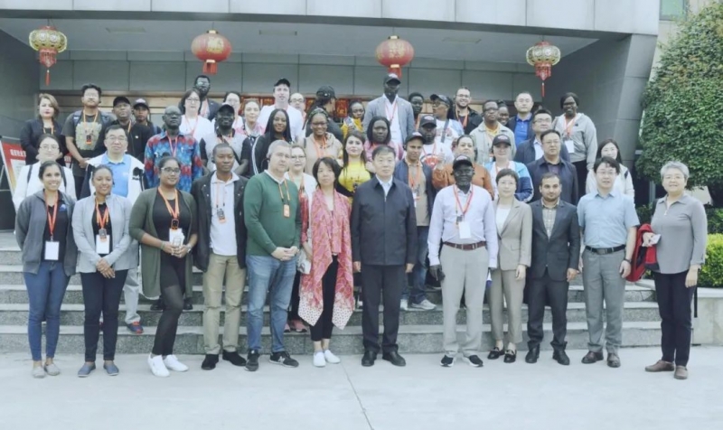 北京大學南南合作與發(fā)展學院教授、全球伙伴關系主任周詠梅一行蒞臨花花牛平輿瑞亞牧業(yè)參觀調研