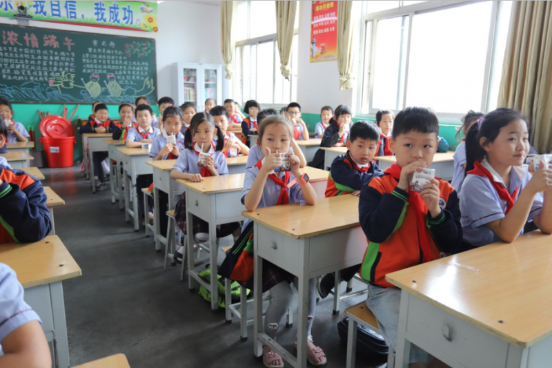 做好一杯放心奶 ——“花花?！背砷L記