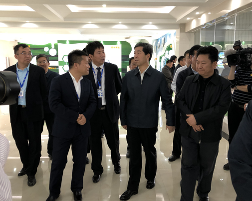 河南省委副書(shū)記、省長(zhǎng)陳潤(rùn)兒一行蒞臨 花花牛集團(tuán)魯山瑞亞牧業(yè)有限公司視察調(diào)研