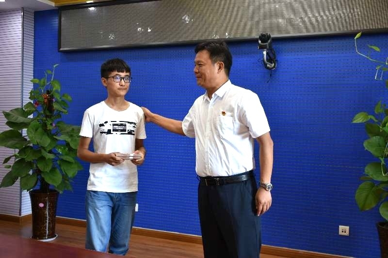 花花牛濟困解難，助力學(xué)子圓夢香江