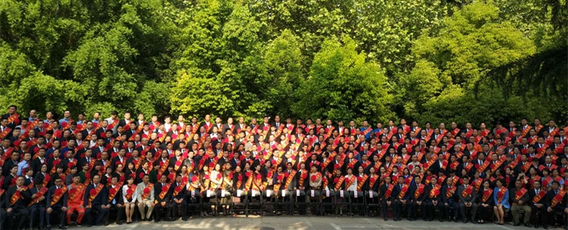 河南花花牛乳業(yè)集團(tuán)股份有限公司阮曉琦、王曉龍榮獲“鄭州市勞動(dòng)模范”榮譽(yù)稱號(hào)