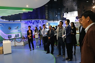 鄭州市二七區(qū)區(qū)委、統(tǒng)戰(zhàn)部部長(zhǎng)王玉紅蒞臨花花牛生物科技有限公司參觀指導(dǎo)